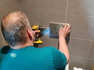 Curi cev koja vodi od vodokotlića do WC šolje