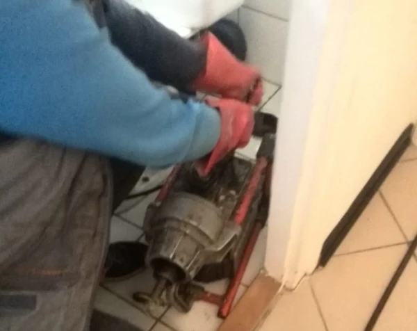 Donji deo četke se zaglavio u WC šolji
