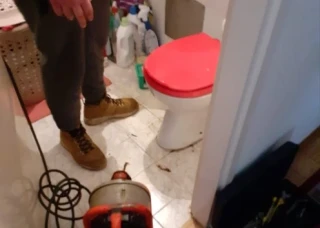 Korpica za osveživač upala u WC šolju