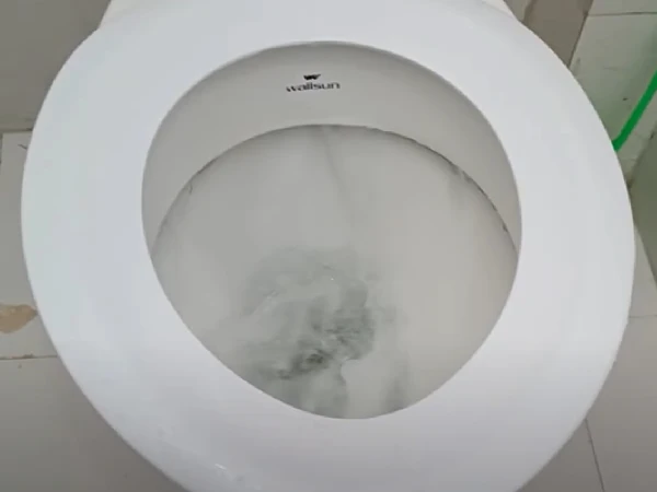 Slab pritisak vode prilikom ispiranja WC šolje
