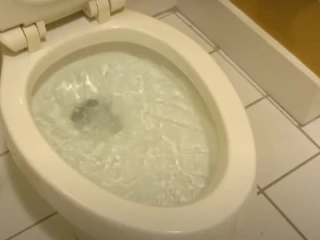 Slab pritisak vode u WC šolji