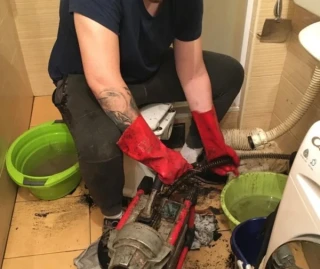 Šta ako curi voda oko WC šolje?