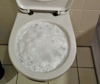 Voda se vraća nakon puštanja vode u WC-u