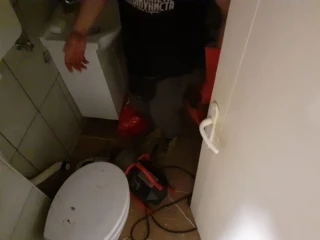 WC šolja se puni vodom skroz do kraja