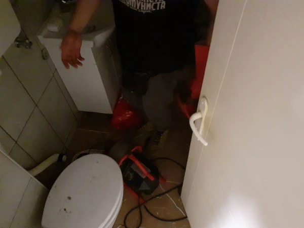 WC šolja se puni vodom skroz do kraja