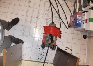 WC šolja zapušena vlažnim maramicama