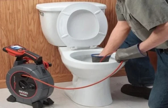 Zatvorene rupe kroz koje otiče voda u WC šolju