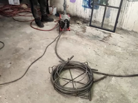 Otpušavanje wc šolje sajlom Otpušavanje wc šolje sajlom 1