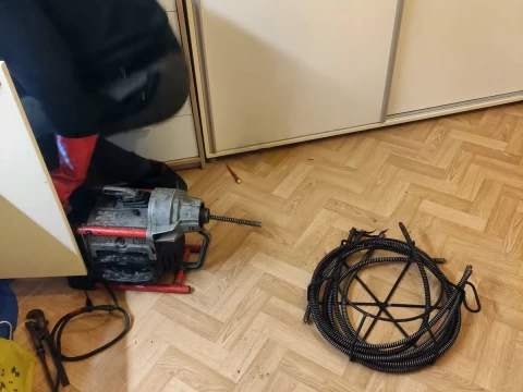 Otpušavanje wc šolje sajlom Otpušavanje wc šolje sajlom 3