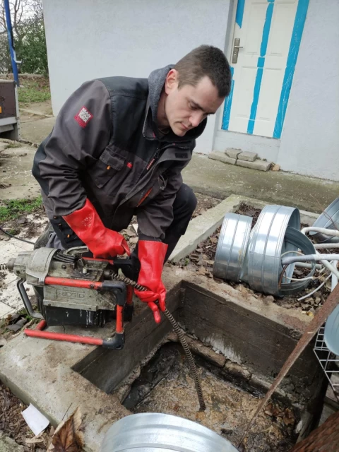 Mašinsko otpušavanje wc šolje Mašinsko otpušavanje wc šolje